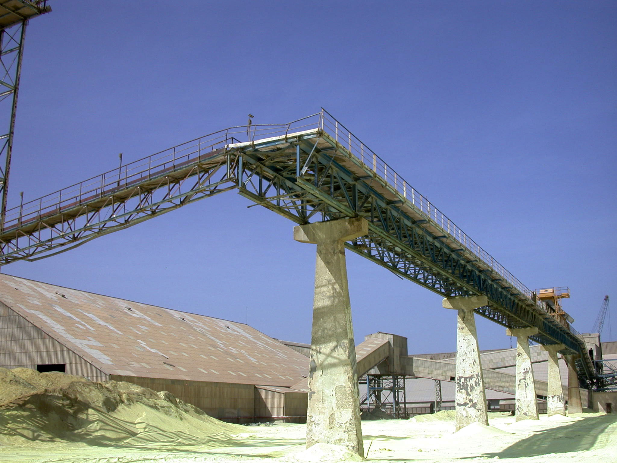 Figure_5_-_Foreground_outside_tripper_conveyor_background_metal_structure
